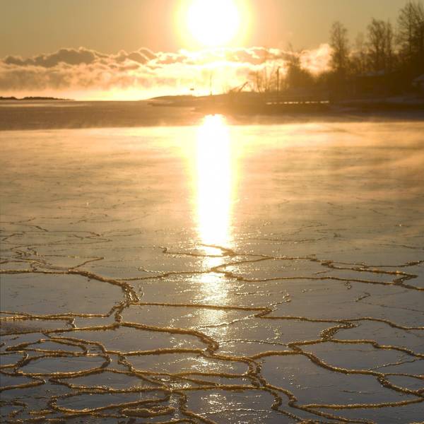 Das Eis auf einem See in Finnland bricht das Eis, das von der Sonne beschienen wird. In Nordeuropa wurden im August mehrere Hitzerekorde gebrochen.