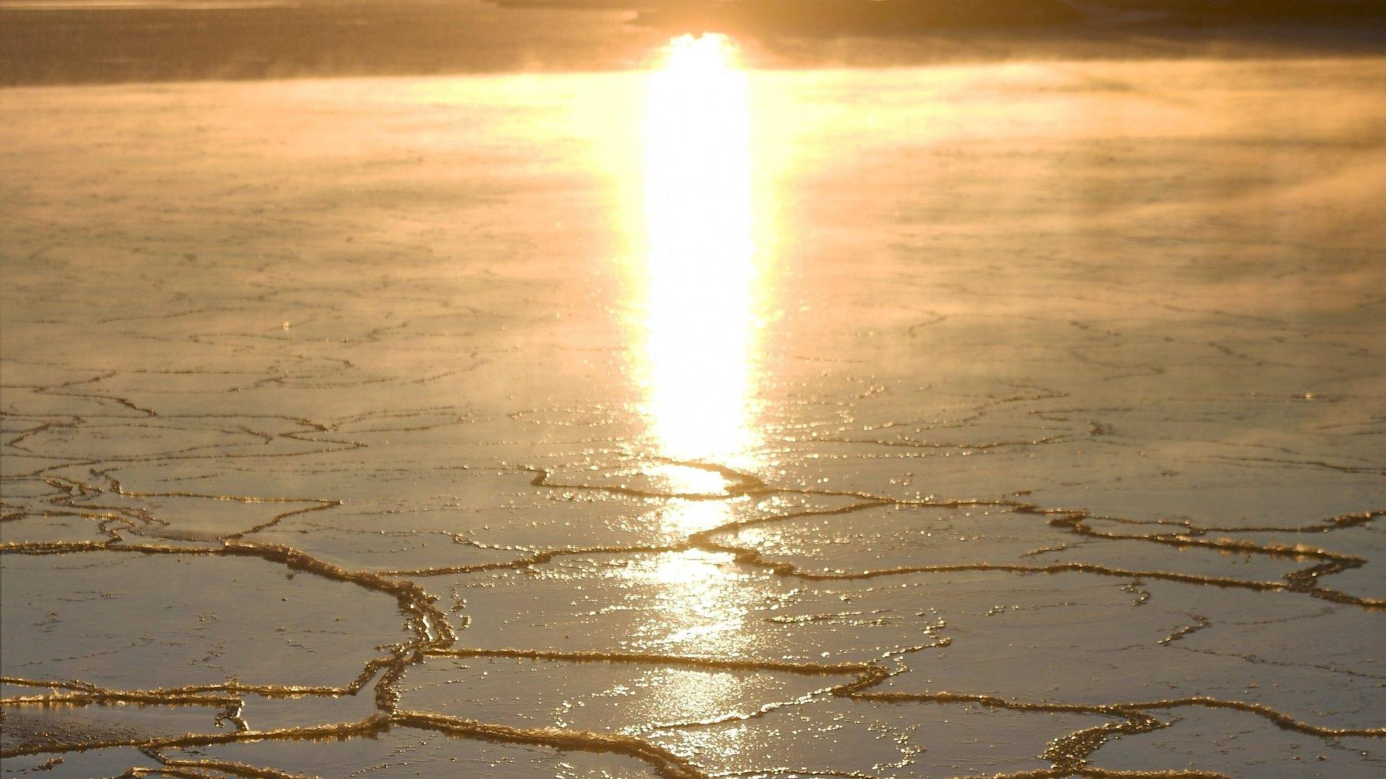Das Eis auf einem See in Finnland bricht das Eis, das von der Sonne beschienen wird. In Nordeuropa wurden im August mehrere Hitzerekorde gebrochen.