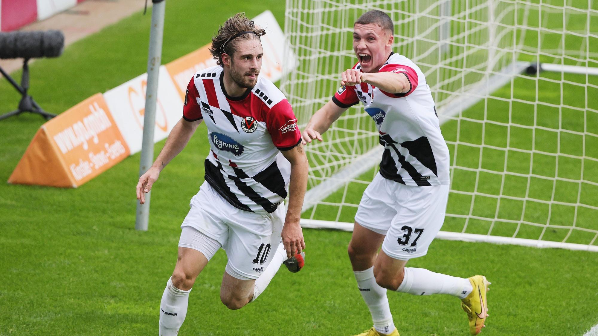 FC Viktoria Köln vs. SC Verl, 3. Liga, Jubel nach dem Tor zum 1:1 Ausgleich, von links: Torschütze David Lennart Philipp, Nikas May (Viktoria), 05.03.2022, Bild: Herbert Bucco