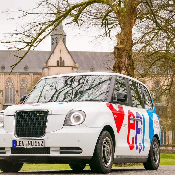 Ein Efi-Auf-Abruf-Taxi steht auf der Allee vor dem Altenberger Dom.