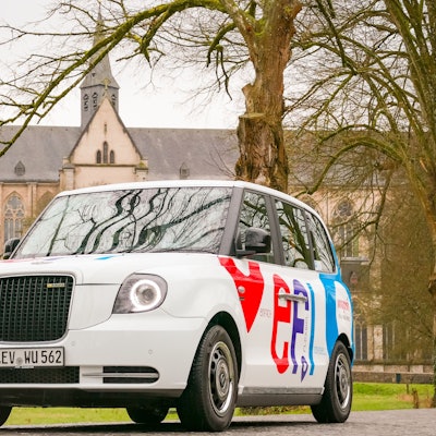 Ein Efi-Taxi steht auf der Straße vor dem Altenberger Dom.