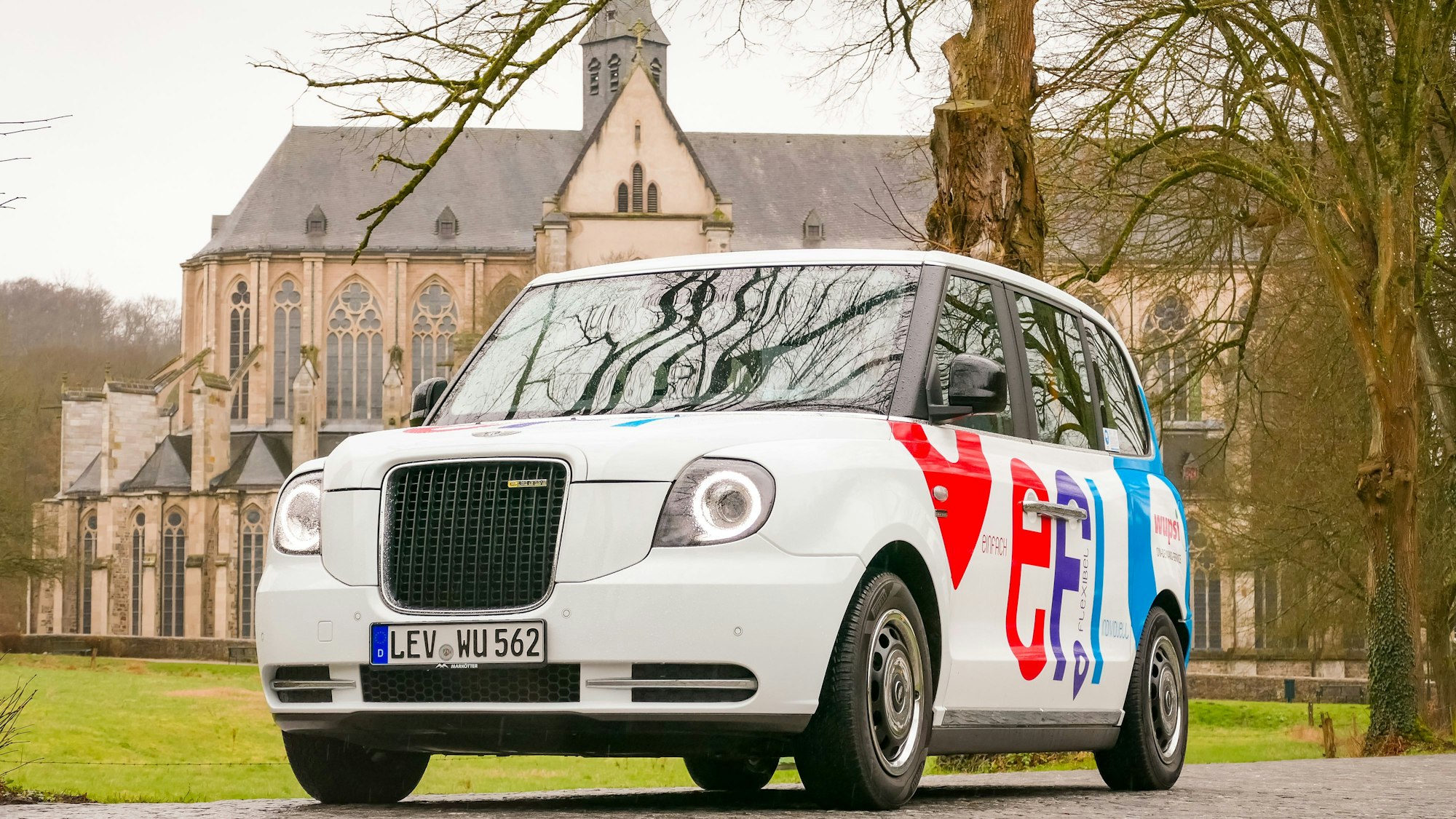 Das Sammeltaxi Efi steht vor dem Altenberger Dom.