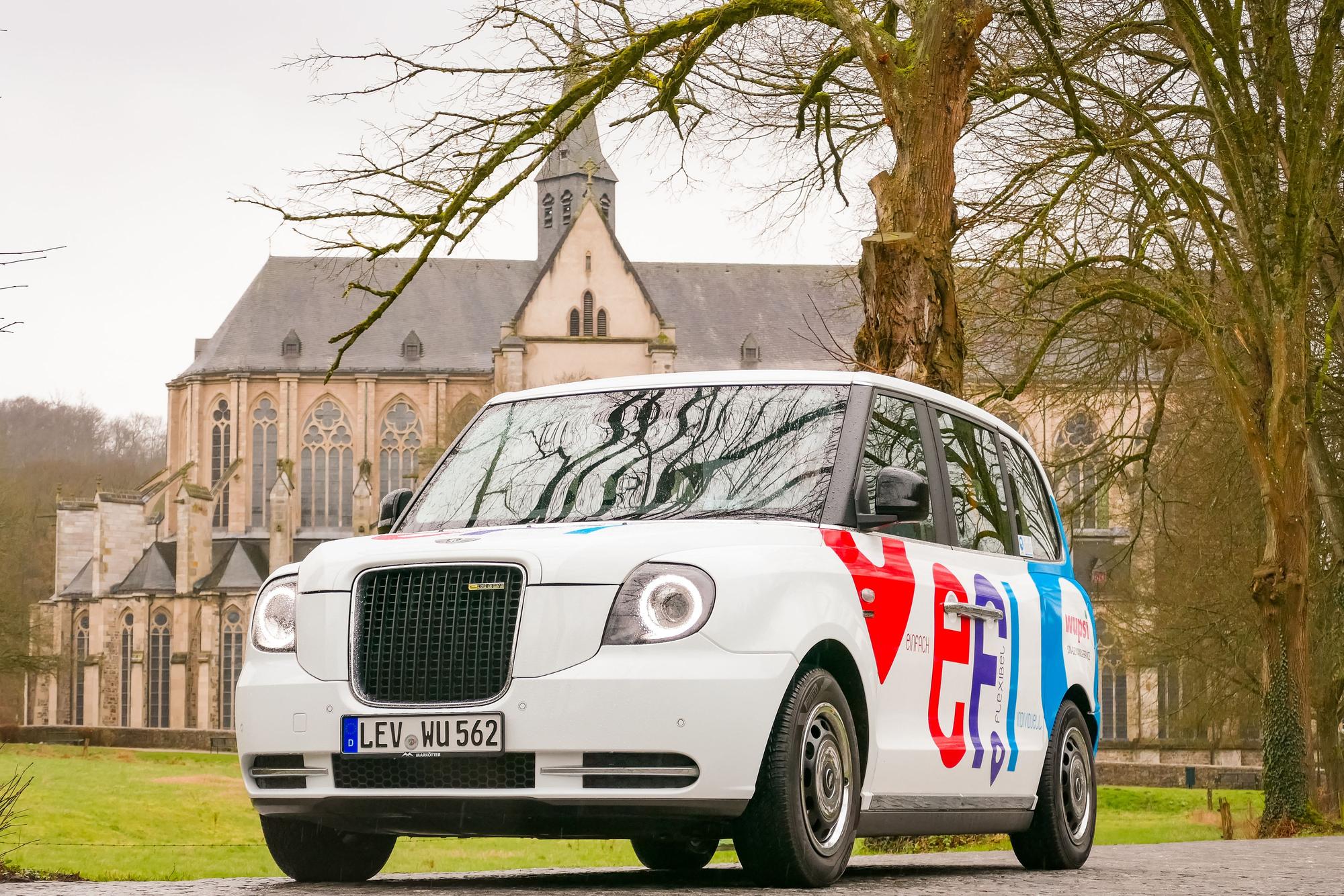 Das Foto zeigt das Auf-Abruf-Taxi Efi vor dem Altenberger Dom.