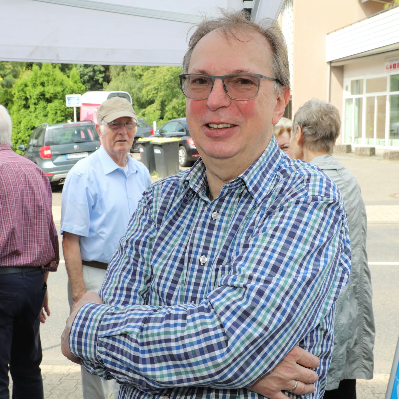 Ulrich Steffens steht mit verschränkten Armen am Stand der Lokalredaktion in Hoffnungsthal.