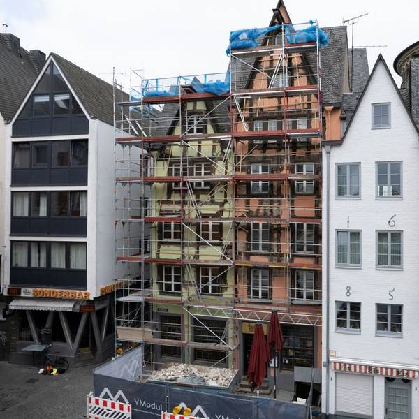 Versteckt hinter Gerüst und Bauzaun: „Das kleine Stapelhäuschen“ am Fischmarkt 1-3 wird derzeit saniert.
