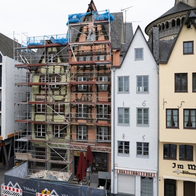 Versteckt hinter Gerüst und Bauzaun: „Das kleine Stapelhäuschen“ am Fischmarkt 1-3 wird derzeit saniert.