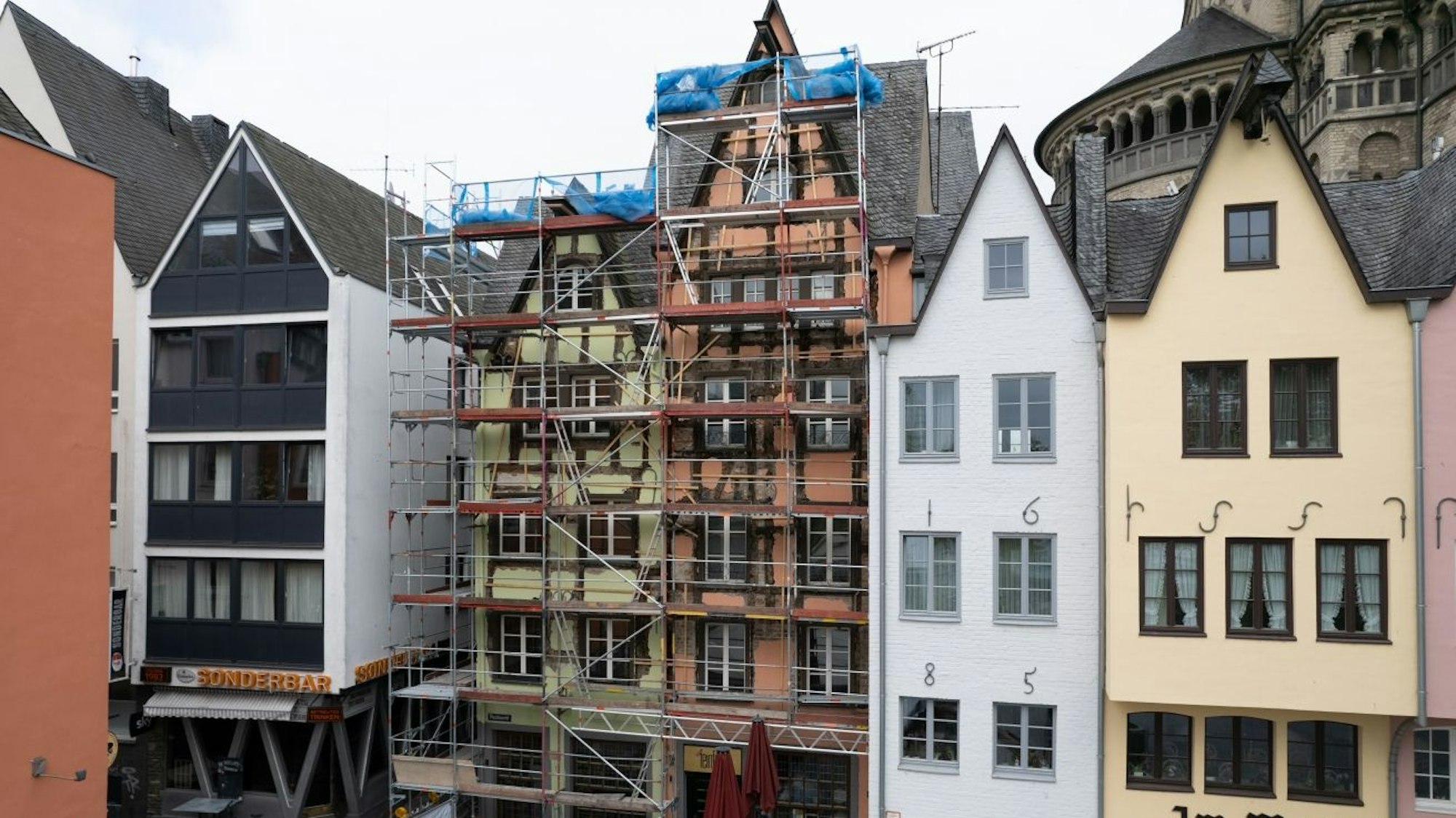 Die historischen Fachwerkhäuser am Fischmarkt 1-3 (Mitte) in Köln vor dem Rückbau.
