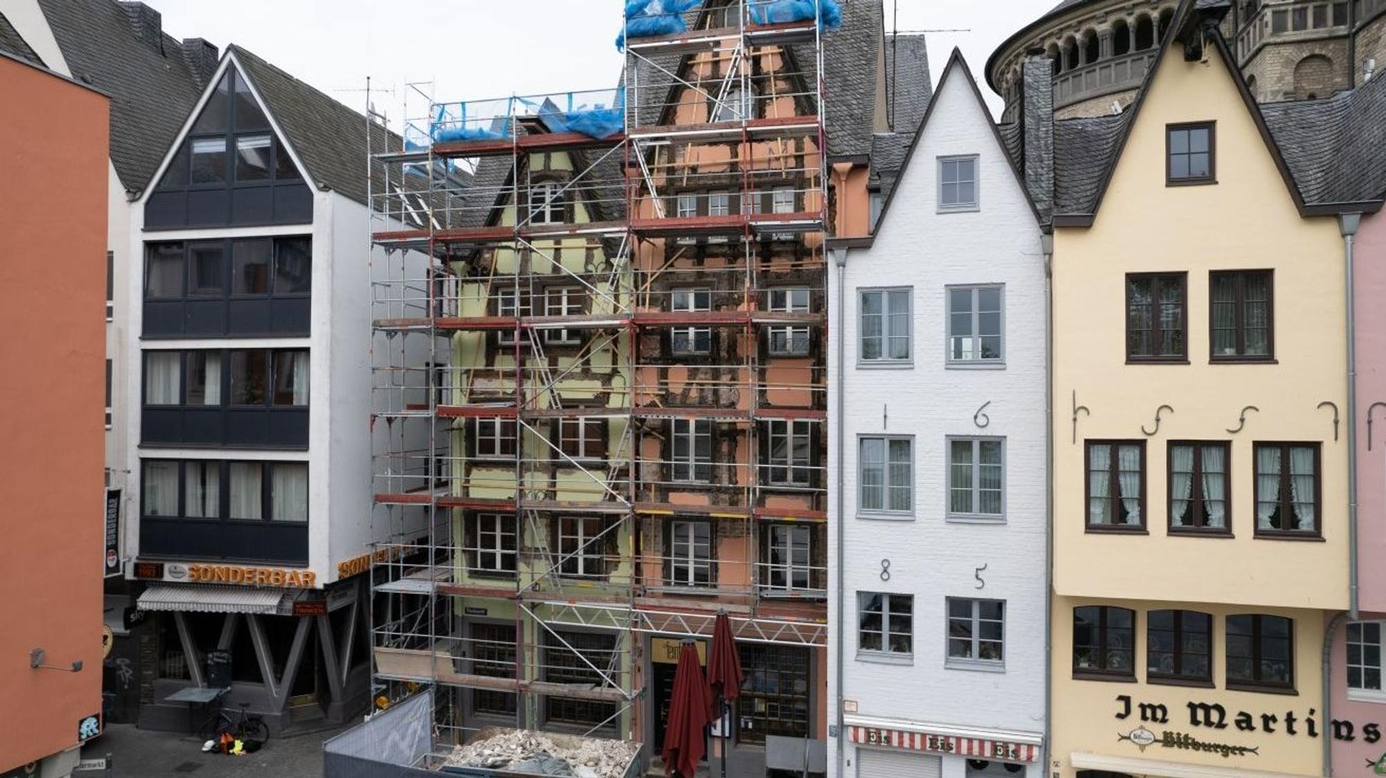 Versteckt hinter Gerüst und Bauzaun: „Das kleine Stapelhäuschen“ am Fischmarkt 1-3 wird derzeit saniert.