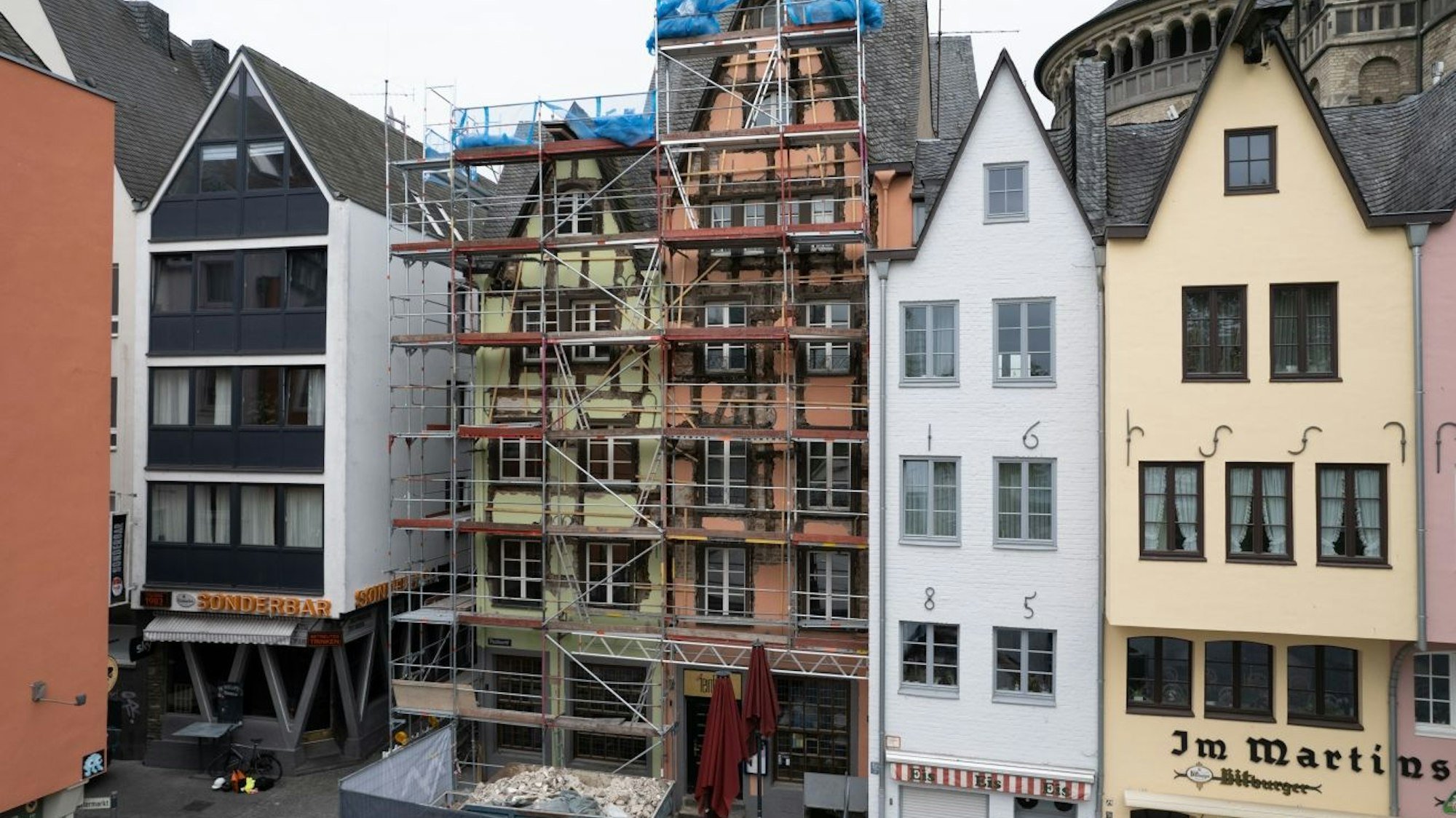 Versteckt hinter Gerüst und Bauzaun: „Das kleine Stapelhäuschen“ am Fischmarkt 1-3 wird derzeit saniert.