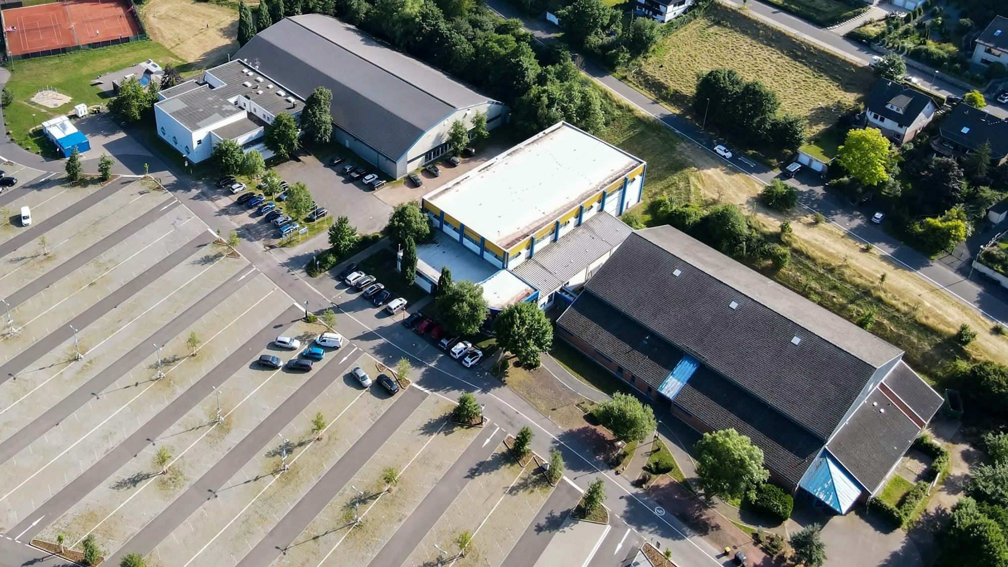 Eine Luftbildaufnahme der drei Sporthallen in Bad Münstereifel. Von rechts: die Heinz-Gerlach-Halle, die Mimi-Renno-Halle und Sportwelt Schäfer.