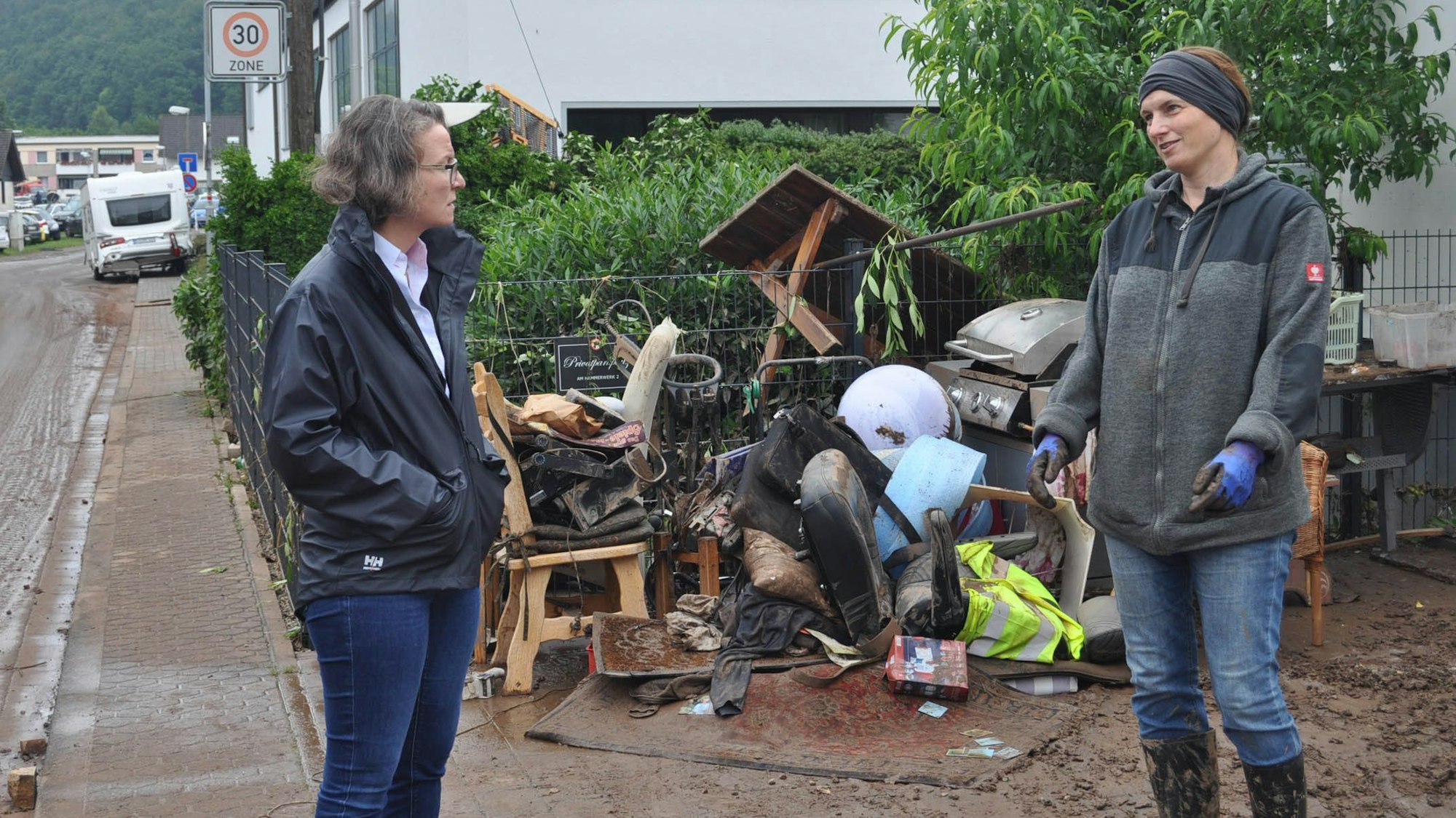 NRW-Ministerin Ina Scharrenbach am 16. Juni 2021 im Gespräch mit einer Flutbetroffenen.