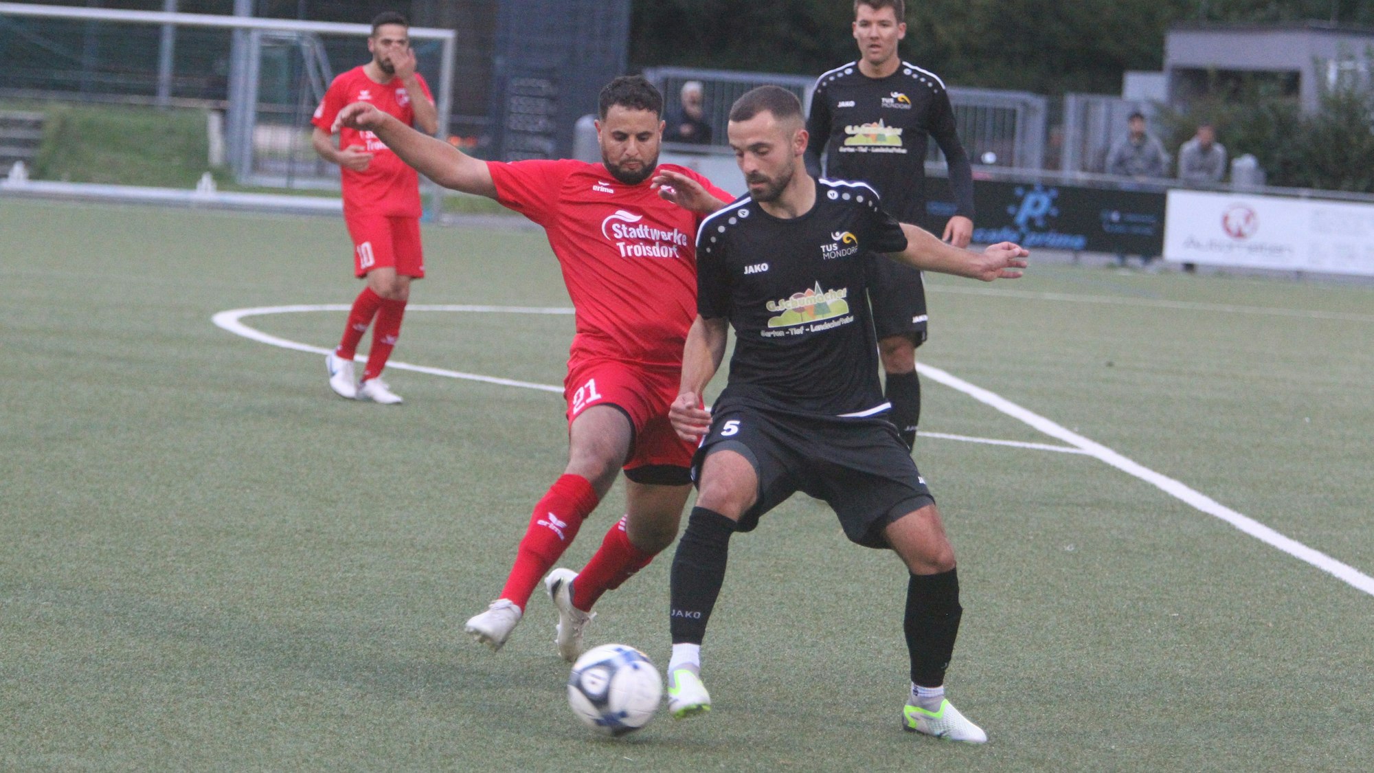 Troisdorfs Rachid Bouallal (links) attackiert Mondorfs Lindit Gashi.