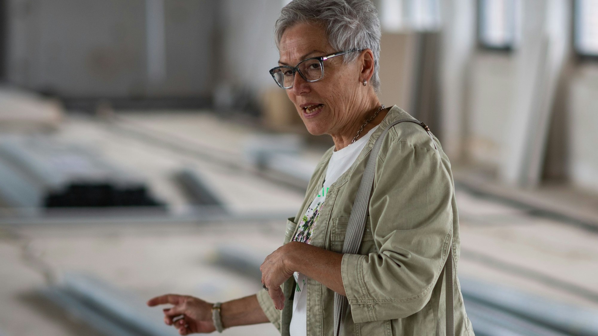 Das Bild zeigt die Wirtschaftsförderin des Kreises Euskirchen, Iris Poth. Unscharf ist im Hintergrund eine Baustelle zu sehen.