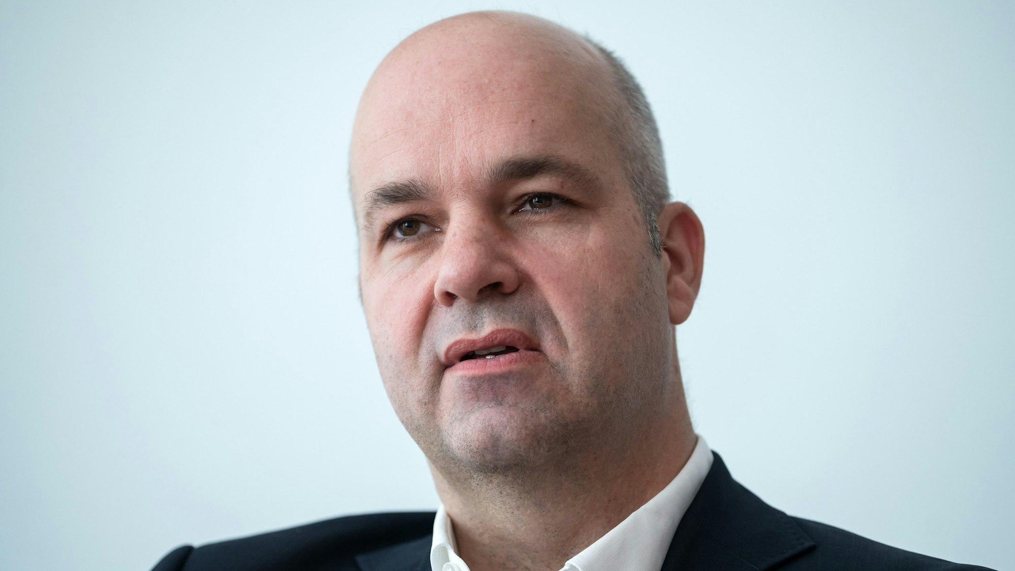 Marcel Fratzscher, Präsident des Deutschen Instituts für Wirtschaftsforschung (DIW), sitzt während eines Interviews in seinem Büro.