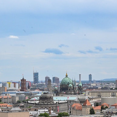 PRODUKTION - 05.07.2023, Berlin: Luftaufnahme mit Fernsehturm und Berliner Dom.  (zu dpa-KORR Fernsehtürme in Deutschland - Ausblick ist Ausnahme) Foto: Britta Pedersen/dpa +++ dpa-Bildfunk +++
