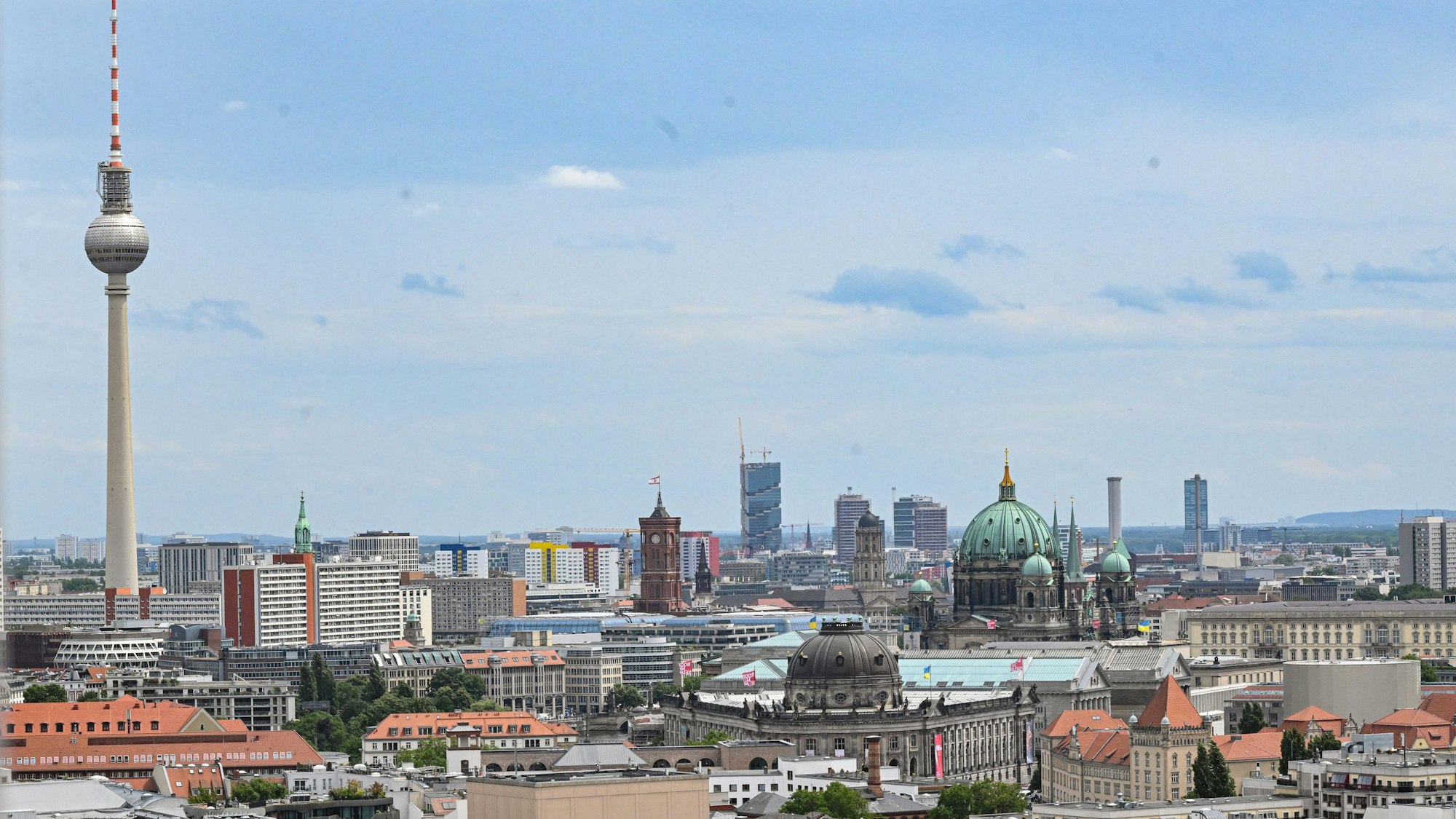 PRODUKTION - 05.07.2023, Berlin: Luftaufnahme mit Fernsehturm und Berliner Dom. (zu dpa-KORR Fernsehtürme in Deutschland - Ausblick ist Ausnahme) Foto: Britta Pedersen/dpa +++ dpa-Bildfunk +++