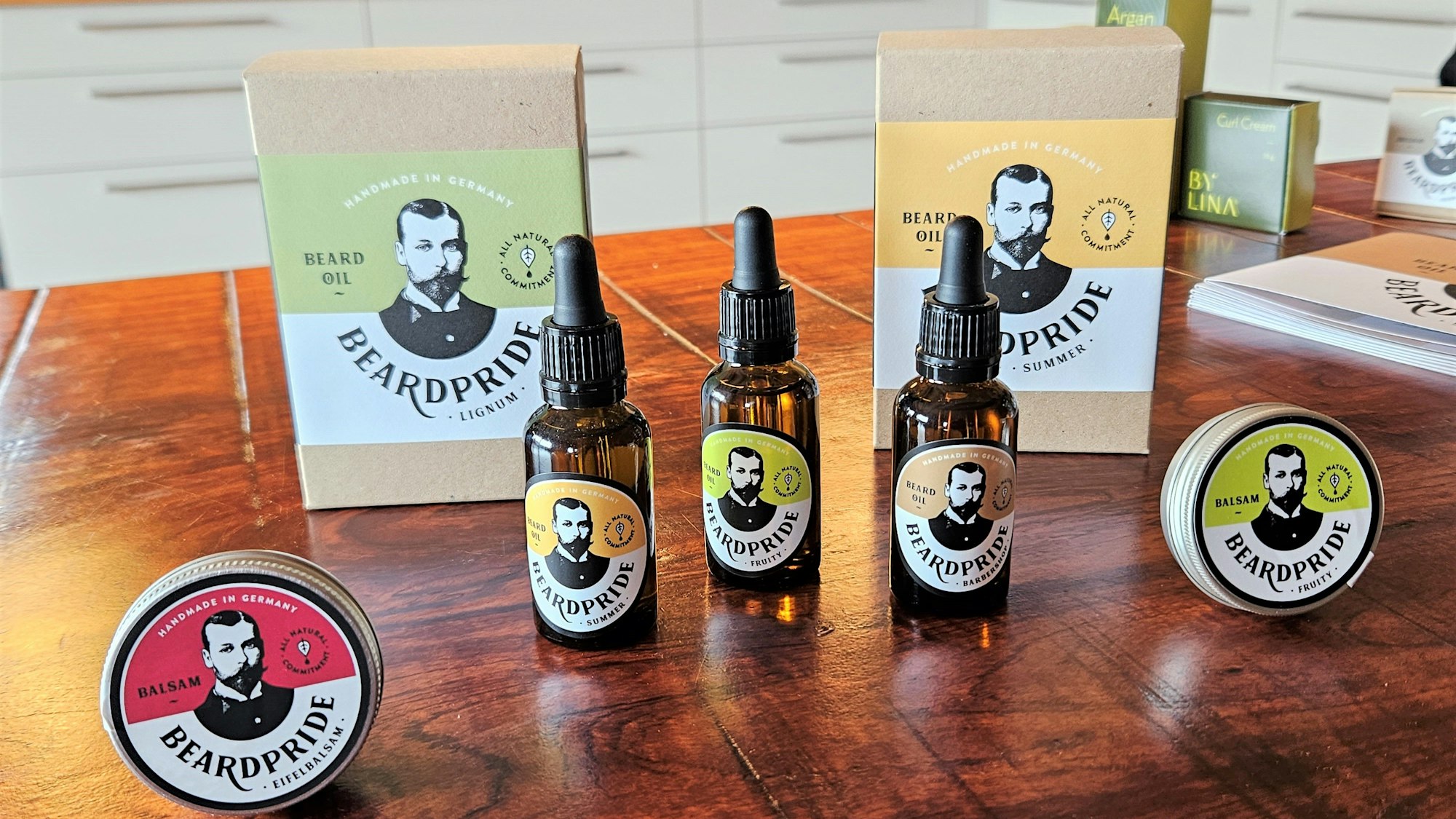 Öle und Balsame der Firma Beardpride sind auf einem Tisch ausgestellt.