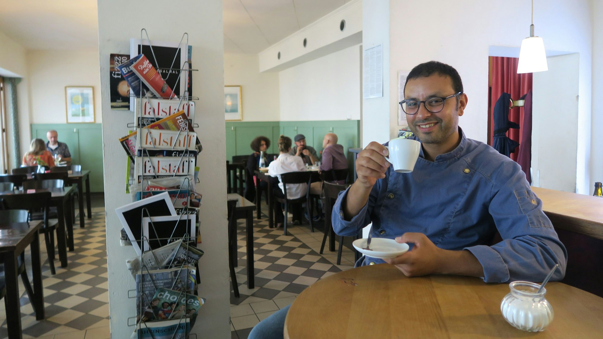 Der Gastronom sitzt am Tisch.