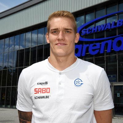 VfL-Handballer Tom Jansen steht vor der Schwalbe-Arena.
