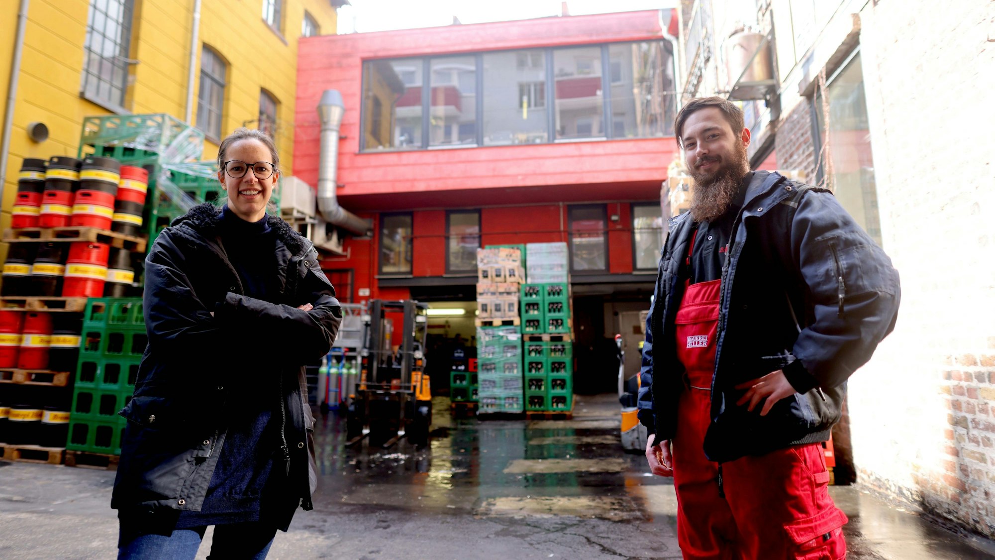 Brauereichefin Anna Heller mit einem Mitarbeiter an der Brauerei in der Roonstraße. Aus Kostengründen soll die Bierproduktion gestoppt werden