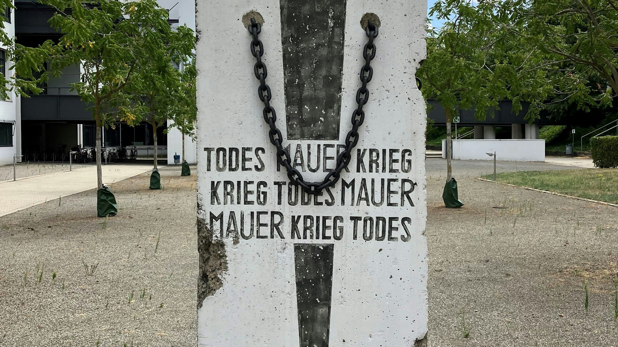 Ein Stück Berliner Mauer vor der Deutschen Welle in Bonn
