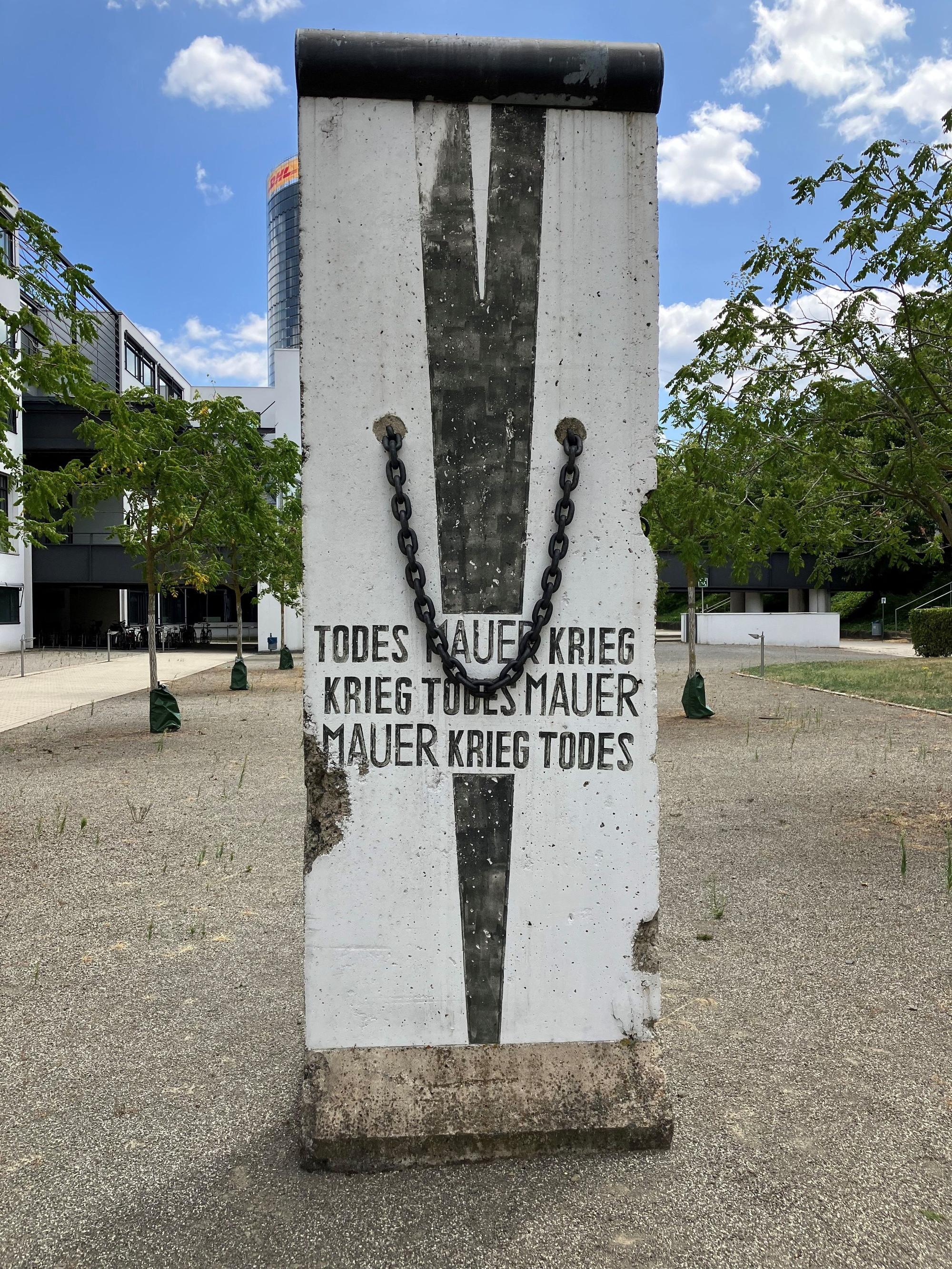 Ein Stück Berliner Mauer vor der Deutschen Welle in Bonn