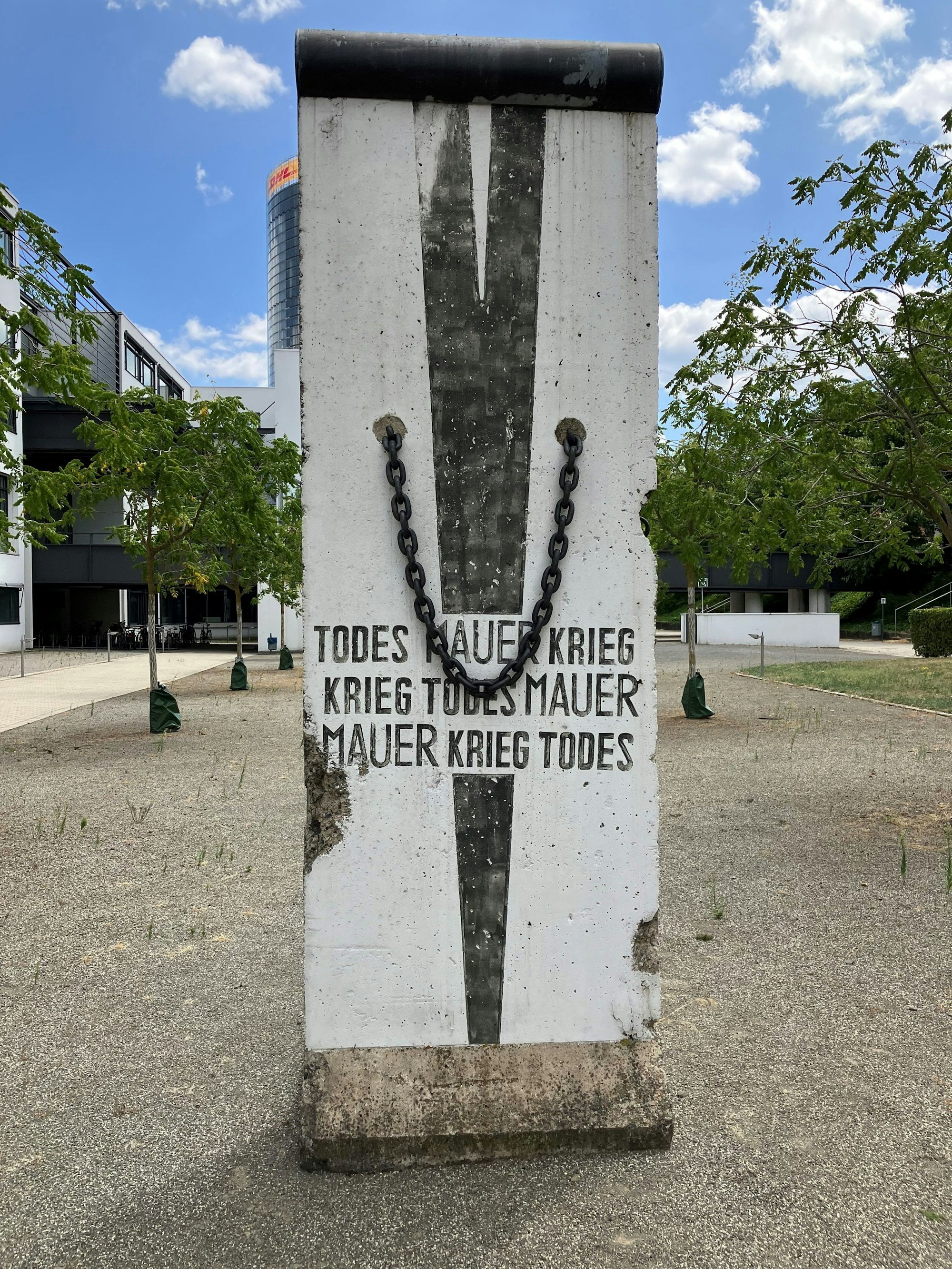 Ein Stück Berliner Mauer vor der Deutschen Welle in Bonn