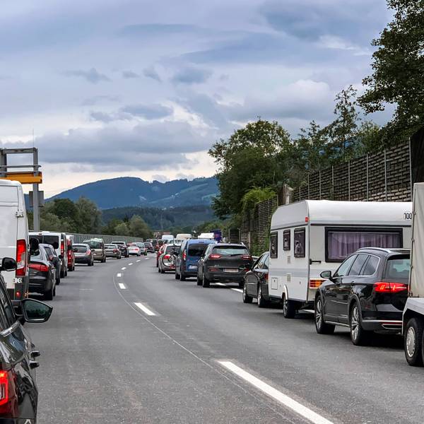 Bildung einer Rettungsgasse fuer Einsatzfahrzeuge, Oesterreich Forming an emergency corridor for emergency vehicles, Austria BLWS664834 *** Forming an emergency corridor for emergency vehicles, Austria BLWS664834 Copyright: xblickwinkel/McPHOTO/E.xWodickax