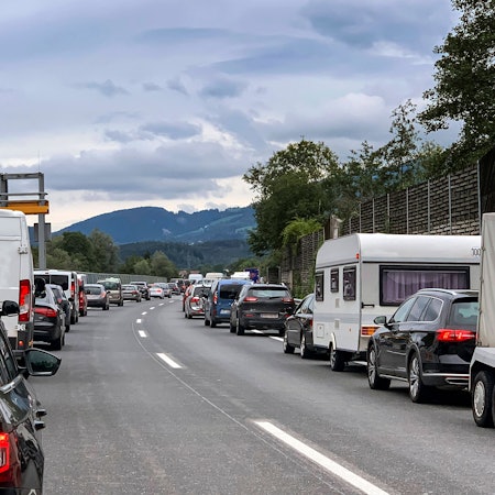 Bildung einer Rettungsgasse fuer Einsatzfahrzeuge, Oesterreich Forming an emergency corridor for emergency vehicles, Austria BLWS664834 *** Forming an emergency corridor for emergency vehicles, Austria BLWS664834 Copyright: xblickwinkel/McPHOTO/E.xWodickax
