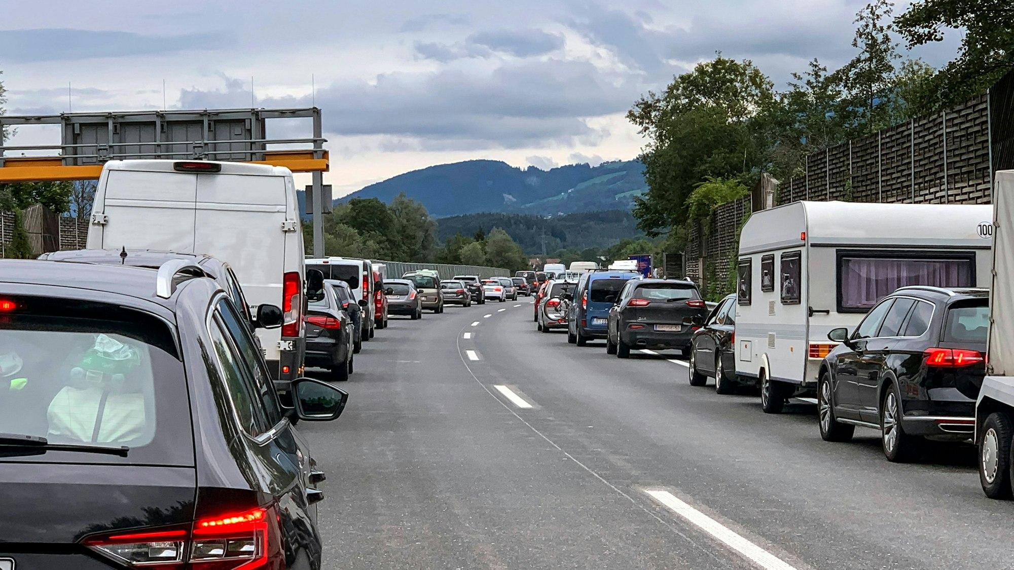 Bildung einer Rettungsgasse fuer Einsatzfahrzeuge, Oesterreich Forming an emergency corridor for emergency vehicles, Austria BLWS664834 *** Forming an emergency corridor for emergency vehicles, Austria BLWS664834 Copyright: xblickwinkel/McPHOTO/E.xWodickax