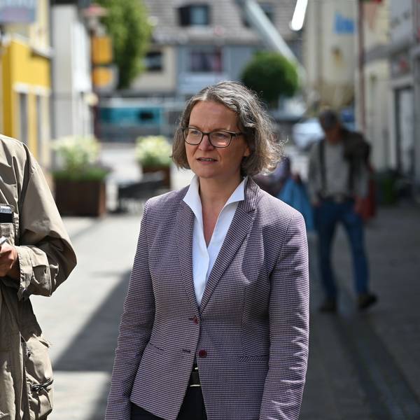 Ministerin Ina Scharrenbach und Redakteur Christoph Heup bei ihrem Gang durch Gemünd.