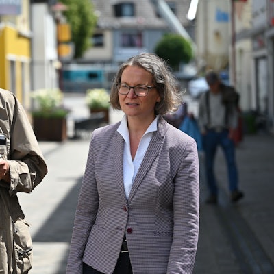 Ministerin Ina Scharrenbach und Redakteur Christoph Heup bei ihrem Gang durch Gemünd.