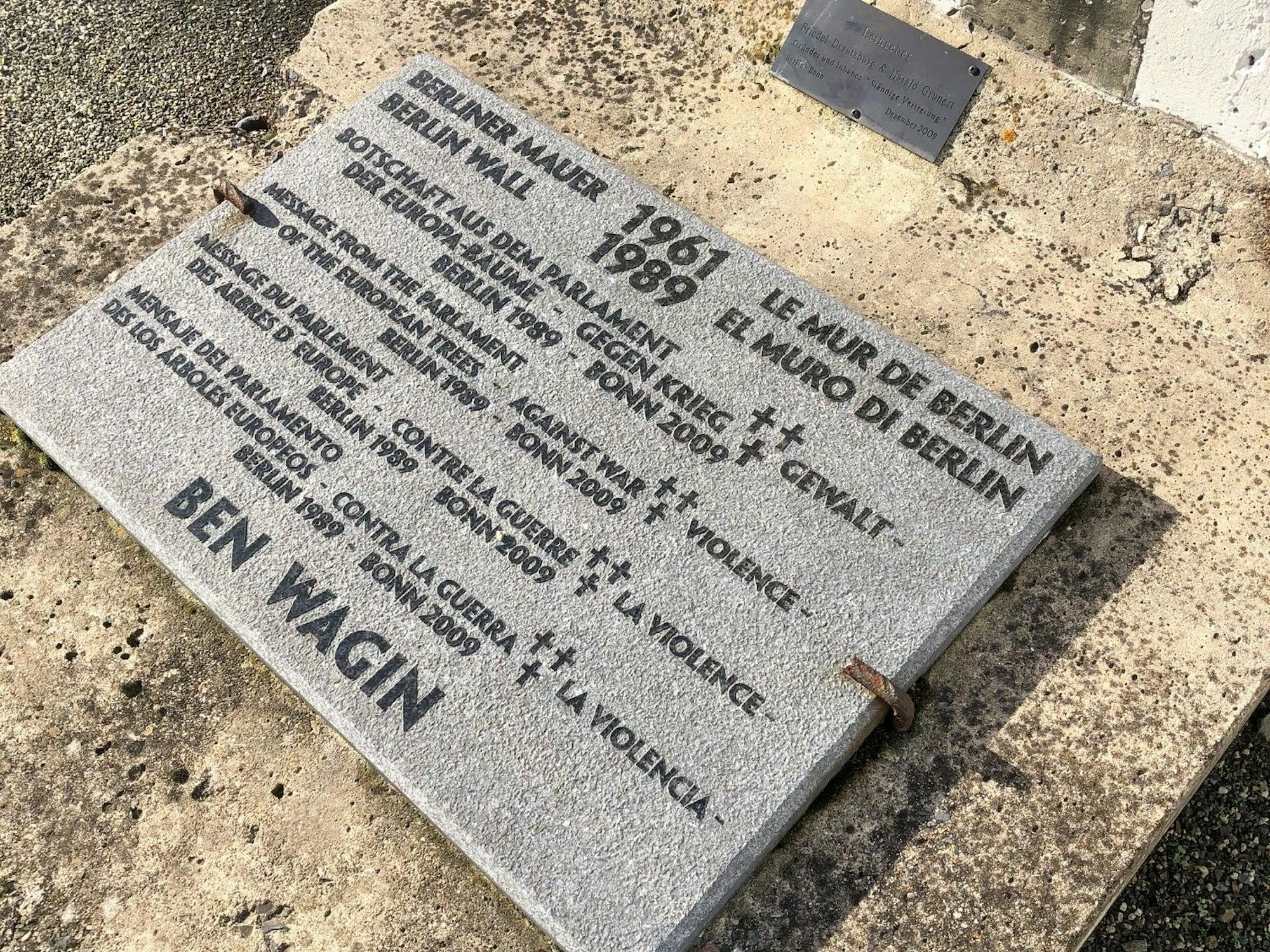 Eine Inschrift in vier Sprachen.