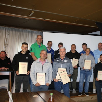 Ein Gruppenfoto der Geehrten des Fußballkreises Berg.
