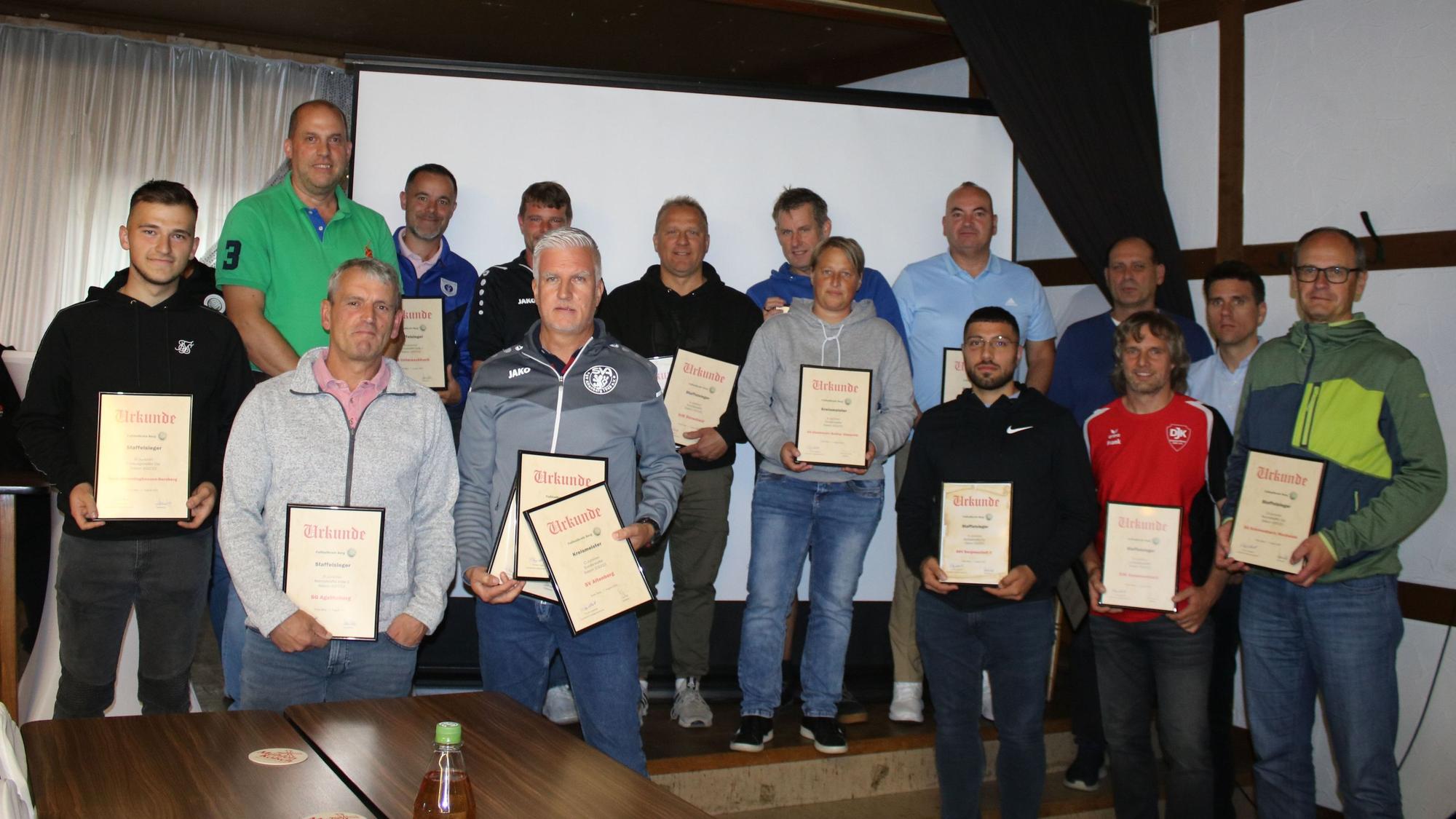 Ein Gruppenfoto der Geehrten des Fußballkreises Berg.
