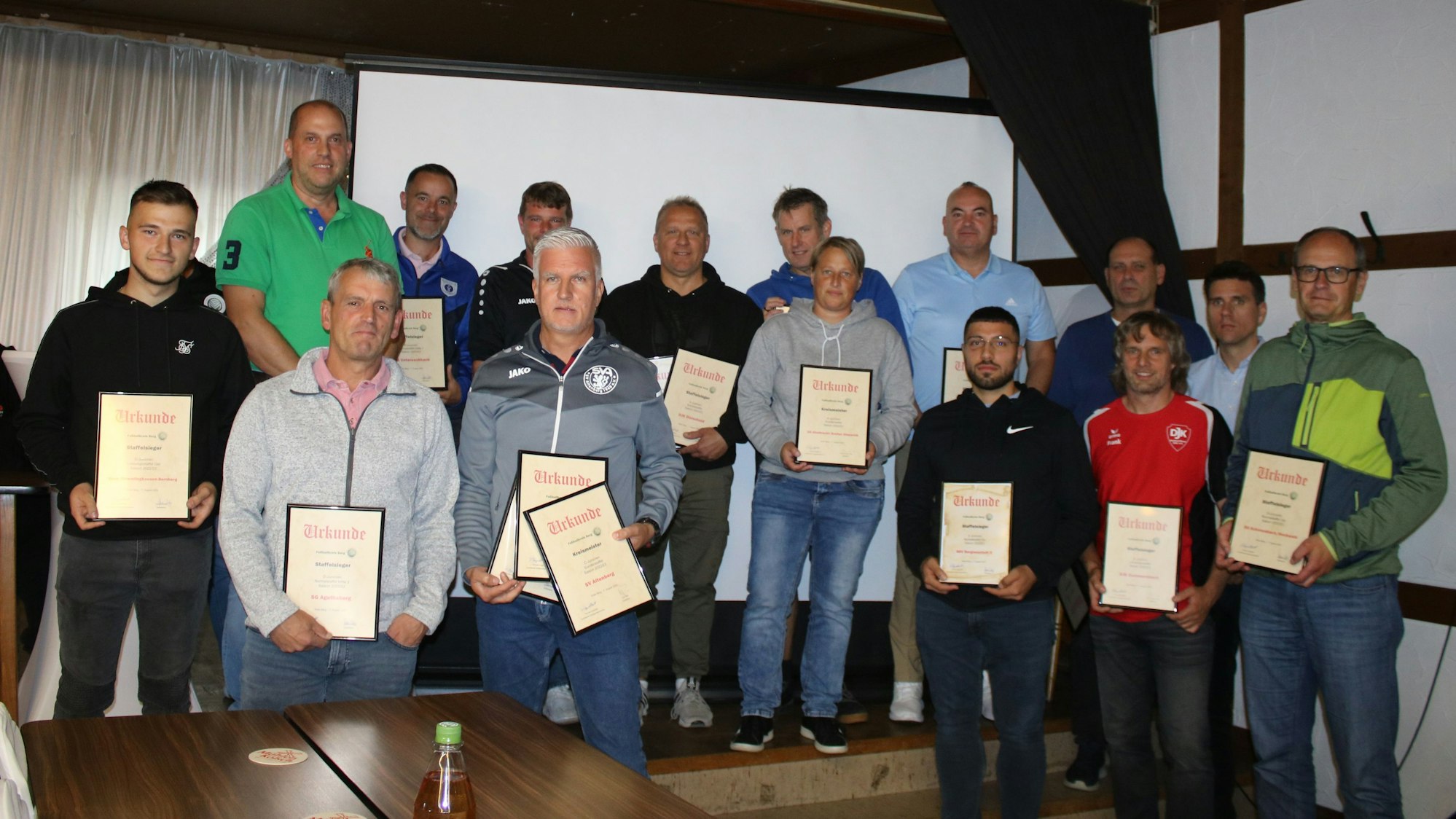 Ein Gruppenfoto der Geehrten des Fußballkreises Berg.