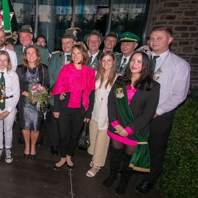 Gruppenfoto von Königs- und Prinzenpaaren der Schützen.