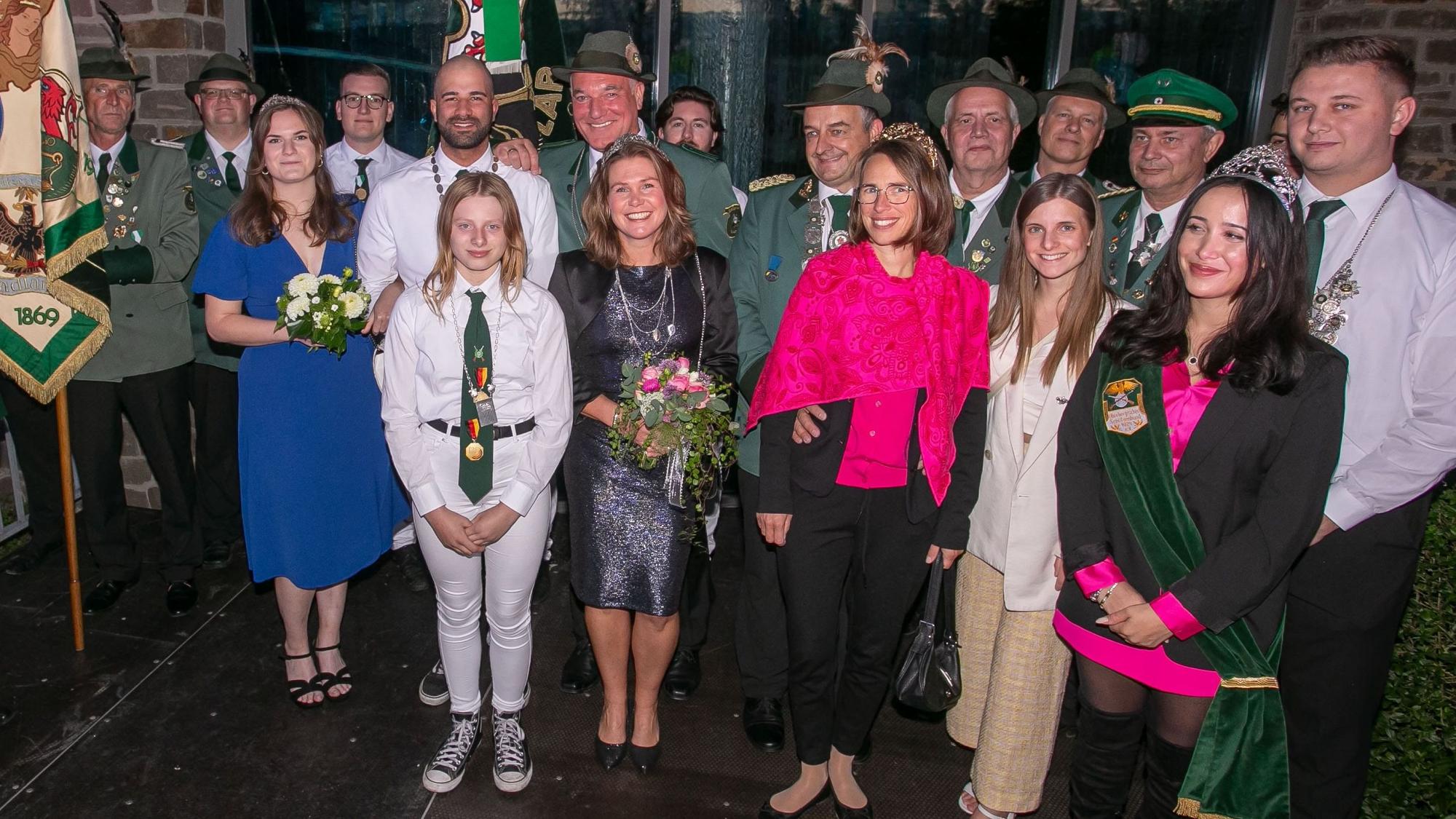 Gruppenfoto von Königs- und Prinzenpaaren der Schützen.