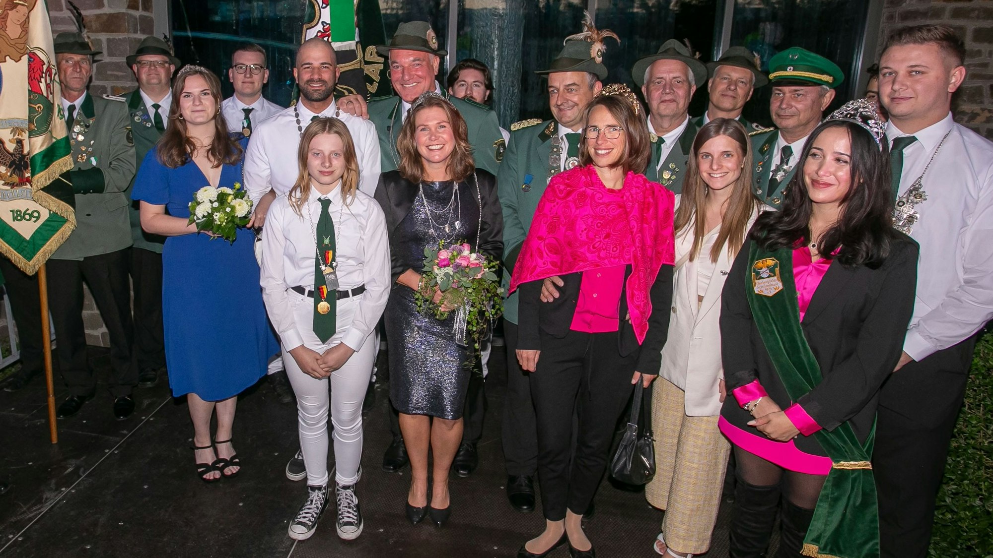 Gruppenfoto von Königs- und Prinzenpaaren der Schützen.