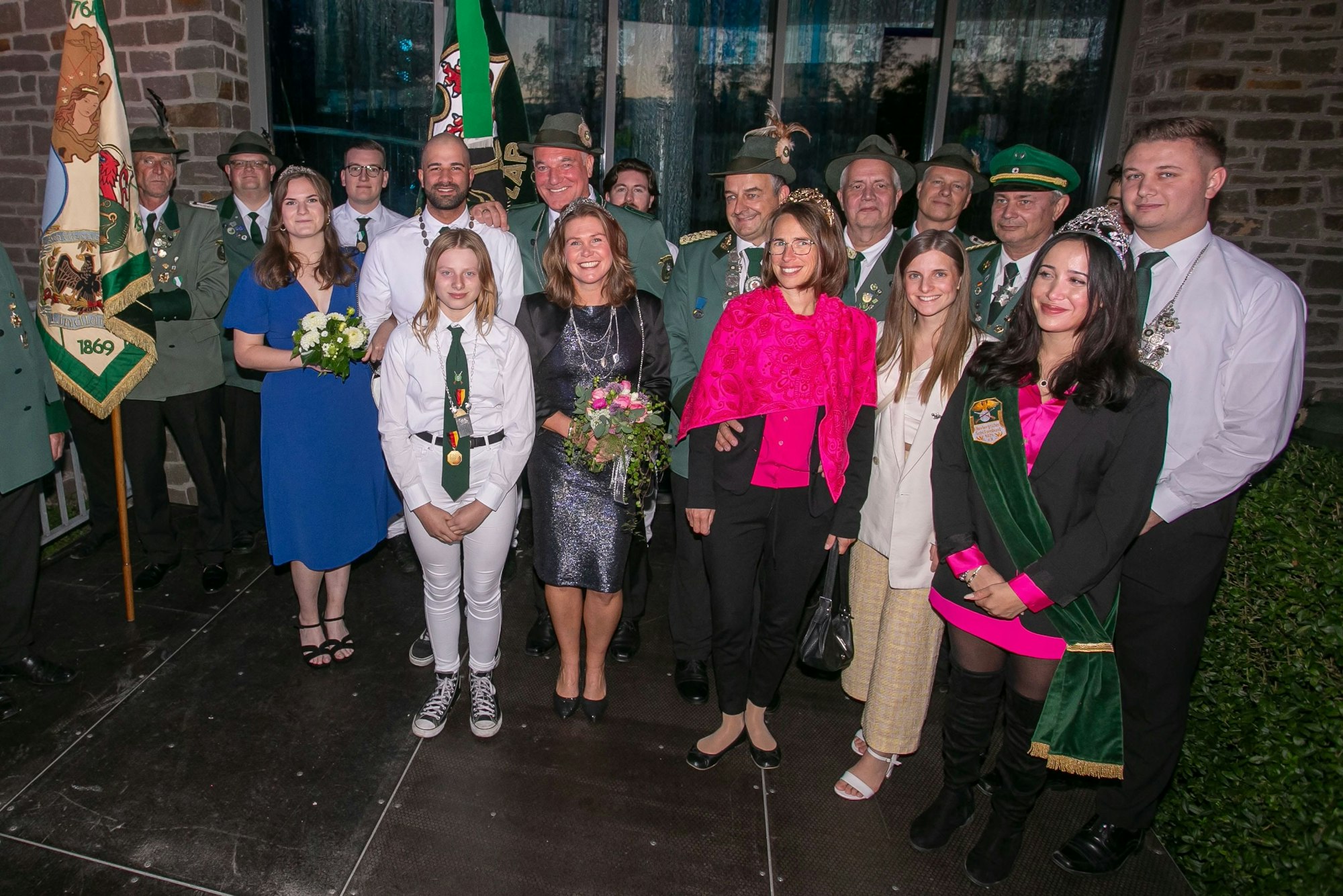 Vor dem „Pfarrer-Braun-Haus“ werden traditionell die Majestäten des
Schützenvereins Lindlar proklamiert.