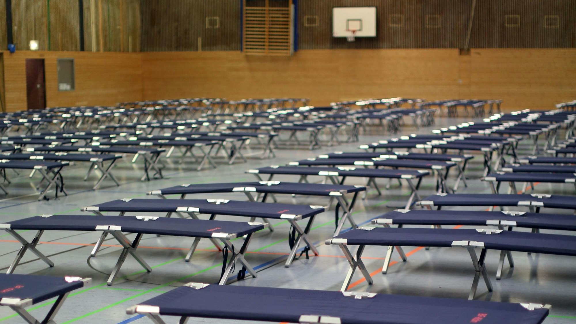 Fluechtlings-Unterkunft in einer Turnhalle