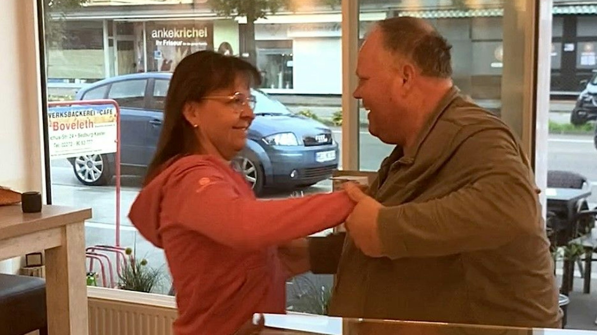 Das Bild zeigt ein tanzendes Paar in einer Bäckerei.