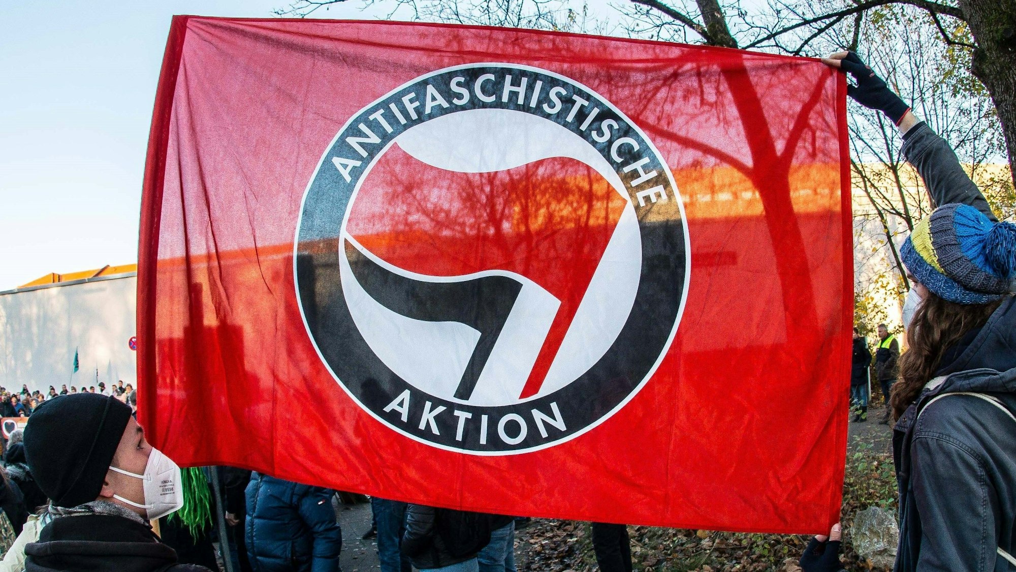 Demonstranten halten bei einer Demonstration gegen das Polizeigesetz in Bayern eine Fahne der „Antifaschistischen Aktion“. In Hessen hat eine antifaschistische Gruppierung die Privatadressen von AfD-Politikern veröffentlicht. (Archivbild)