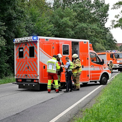 Feuerwehr und Rettungsdienst sind im Einsatz bei einem Unfall mit drei beteiligten Autos in Bergisch Gladbach-Moitzfeld.