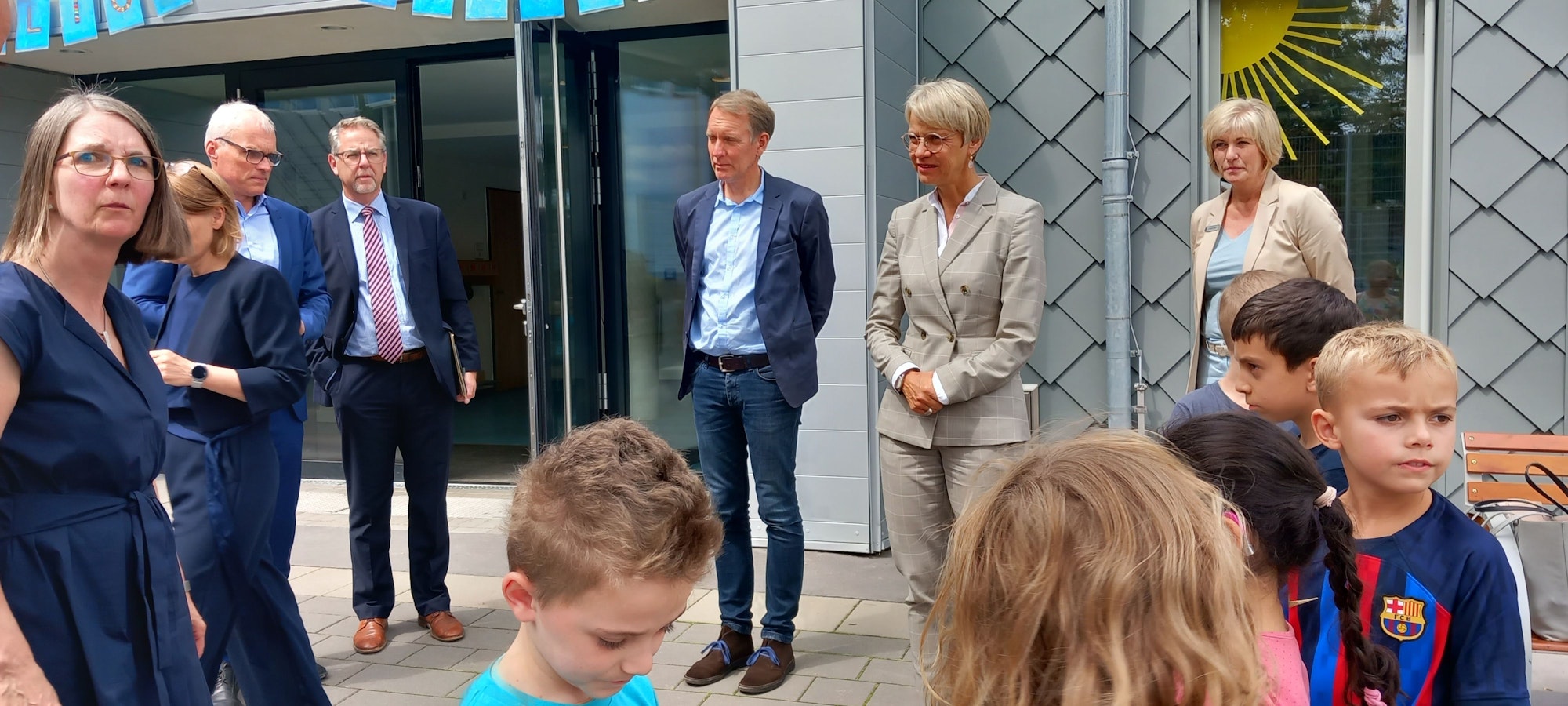 9.8.2023 Alfter Förderschule An der Wicke Mit Schulministerin Dorothee Feller (helles Jackett, Brille). Links Schulleiterin Gudrun Beckmann.