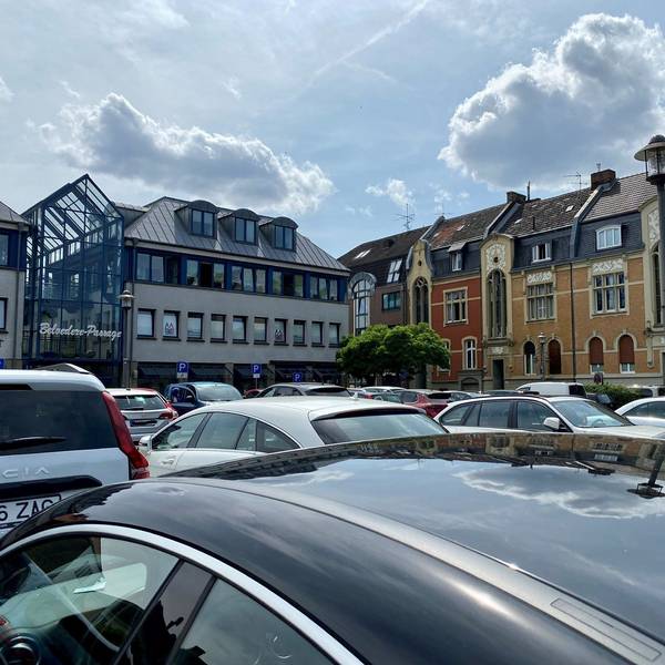 Das Bild zeigt den von vielen geparkten Autos besetzten Belvedere-Platz.