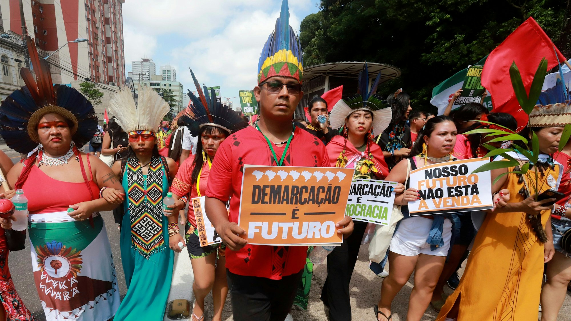 Indigene Menschen nehmen an einer Kundgebung zur Verteidigung des Amazonasgebiets teil.