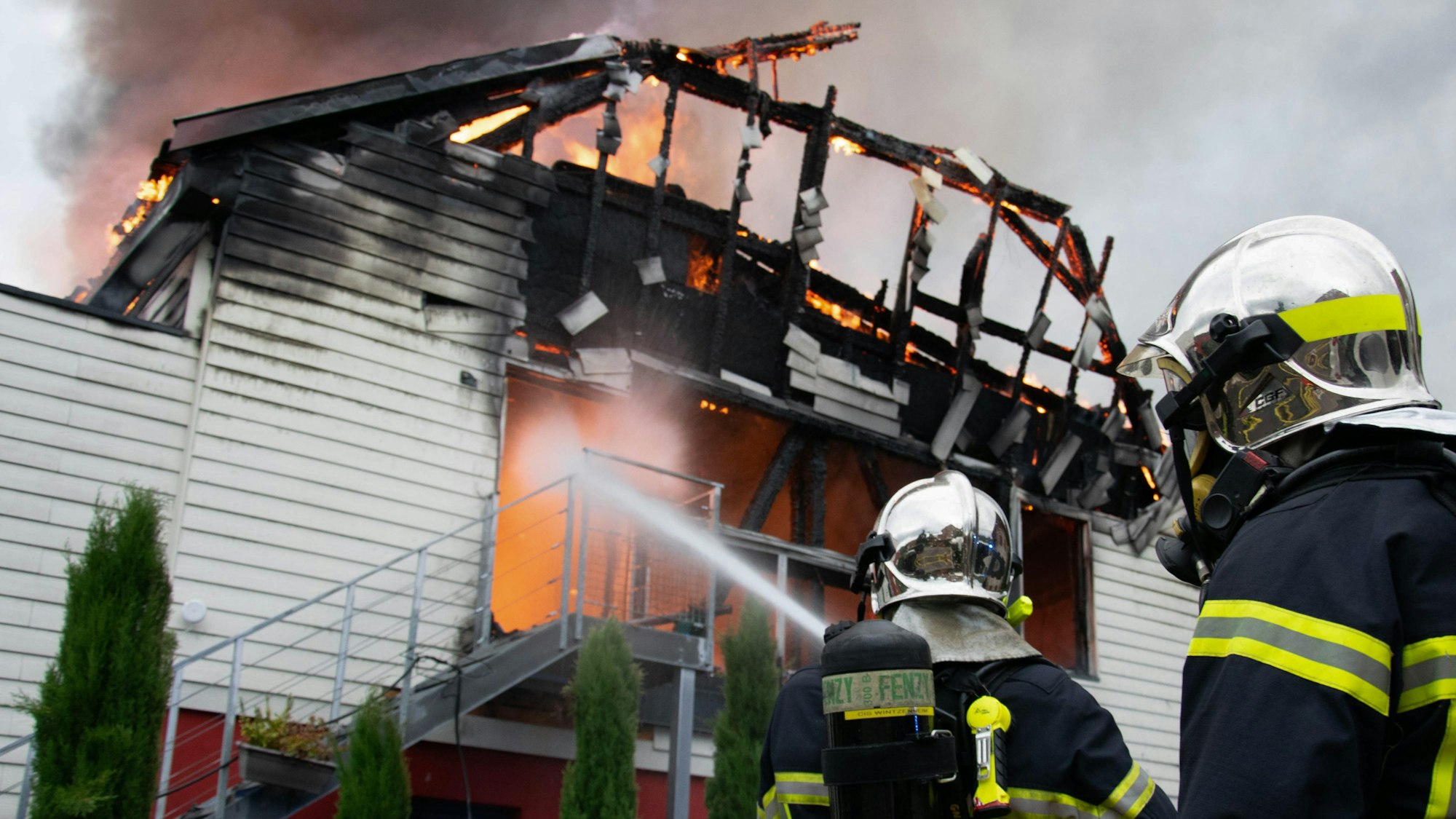 Wintzenheim: Feuerwehrleute löschen einen Brand in einer Ferienunterkunft.