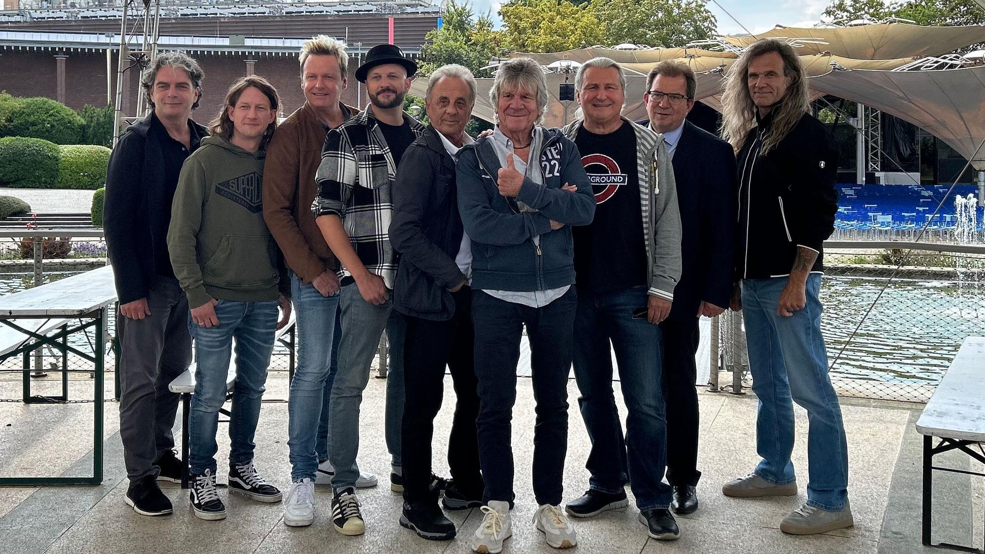 Die Bläck Fööss posieren mit Ernst Stoklosa, Günther Lückerath (Mitte) und Koelncongress-Geschäftsführer Ralf Nüsser im Tanzbrunnen.