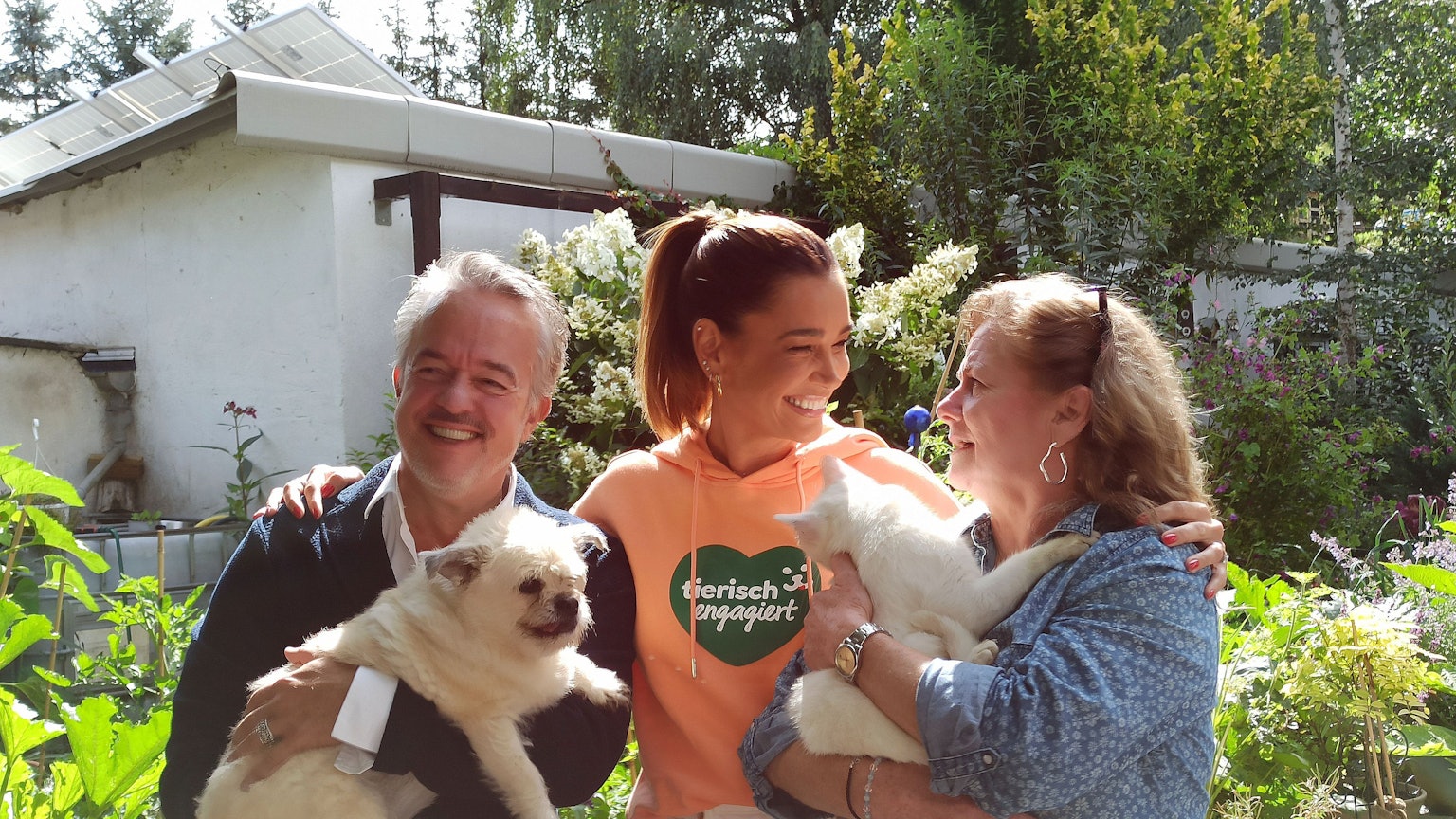 Die Gründerin des Gnadenhofs Anna, Heike Schneider (rechts), freute sich, von Fressnapf-Gründer Thorsten Toeller und Jana Ina Zarrella den "Goldenen Fressnapf 2023" bekommen zu haben.